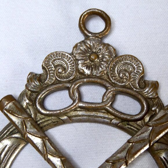 VINTAGE IOOF ODD FELLOWS MASONIC DOUBLE GAVEL PENDANT MEDAL - Picture 7 of 8